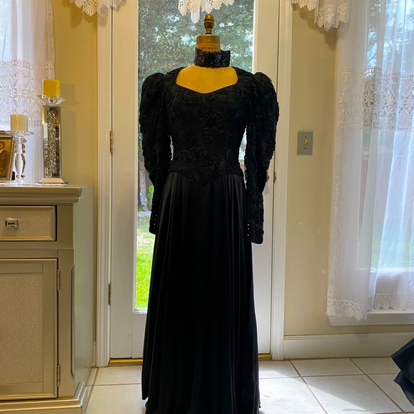 Black and lace satin dress - Picture 1 of 1